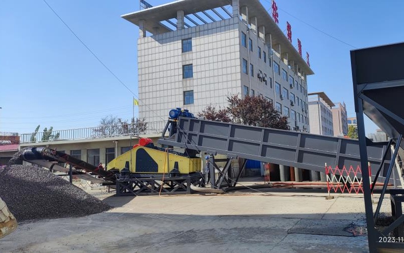 富之通雙螺旋洗石機，廠區(qū)內(nèi)帶料試機，展現(xiàn)卓越性能
